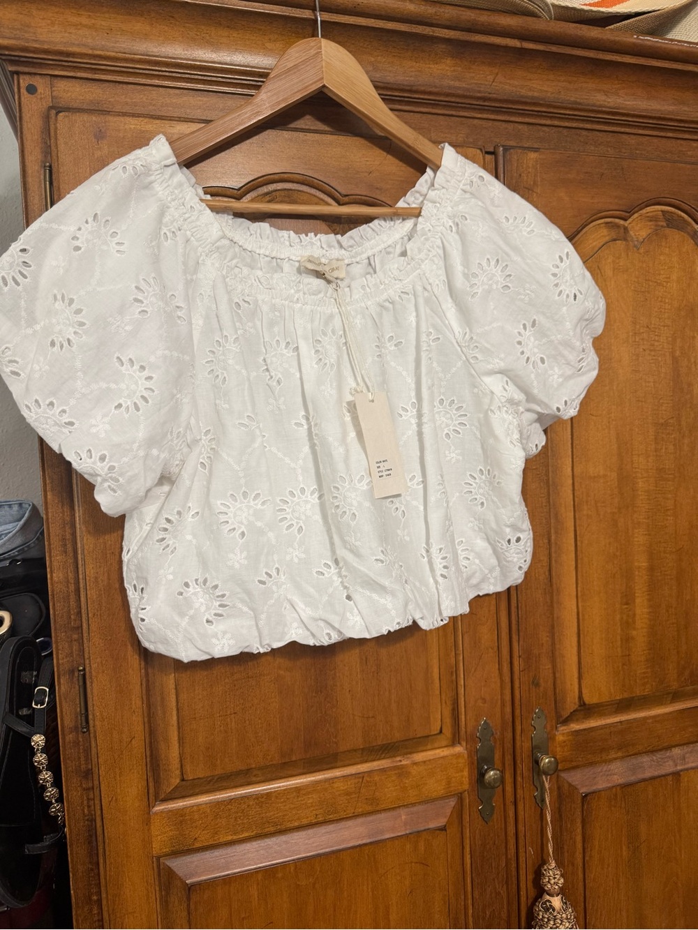 🤍 NWT JENNIFER AND GRACE WHITE EYELET OFF THE SHOULDER TOP! 🤍🤍 - Picture 4 of 6